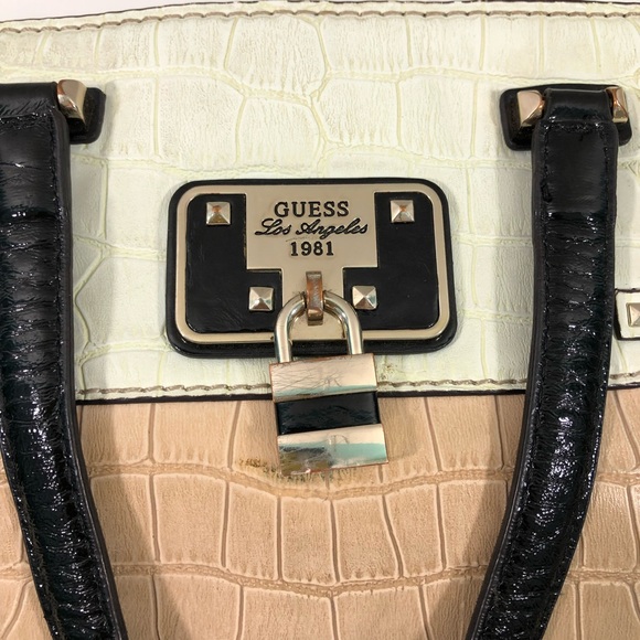 Beautiful guess beige purse. - Picture 4 of 4